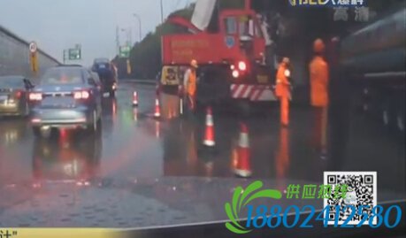 申城一油罐车冲下护栏 紧挨加油站吓到路人[组图]
