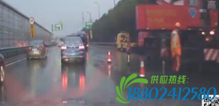 申城一油罐车冲下护栏 紧挨加油站吓到路人[组图]