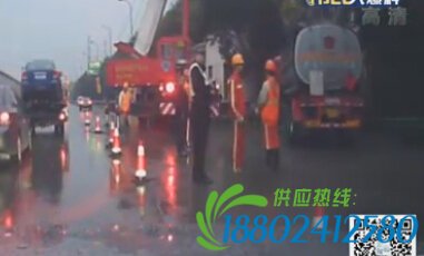 申城一油罐车冲下护栏 紧挨加油站吓到路人[组图]