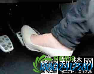 女司机连撞5辆车警惕捡出的事故   让人汗颜