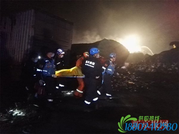 岳阳市蓝天救援队在事故现场搜救。救援队供图