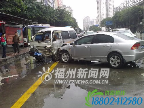 疾驰车辆疑似雨中爆胎 失控后冲破护栏撞上面包