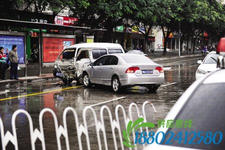 疾驰车辆疑似雨中爆胎 失控后冲破护栏撞上面包