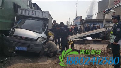 大通一辆小货车撞上火车