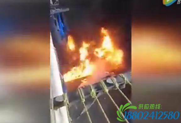 众人围观侧翻油罐,车辆突然爆炸围观者陷身火海