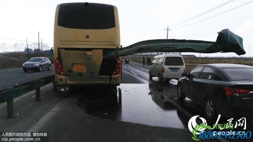 吉林一客车撞上隔离护栏 被串成“糖葫芦”