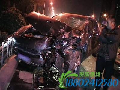 郑州厢货冲破护栏撞上保时捷 连串追尾7车受损
