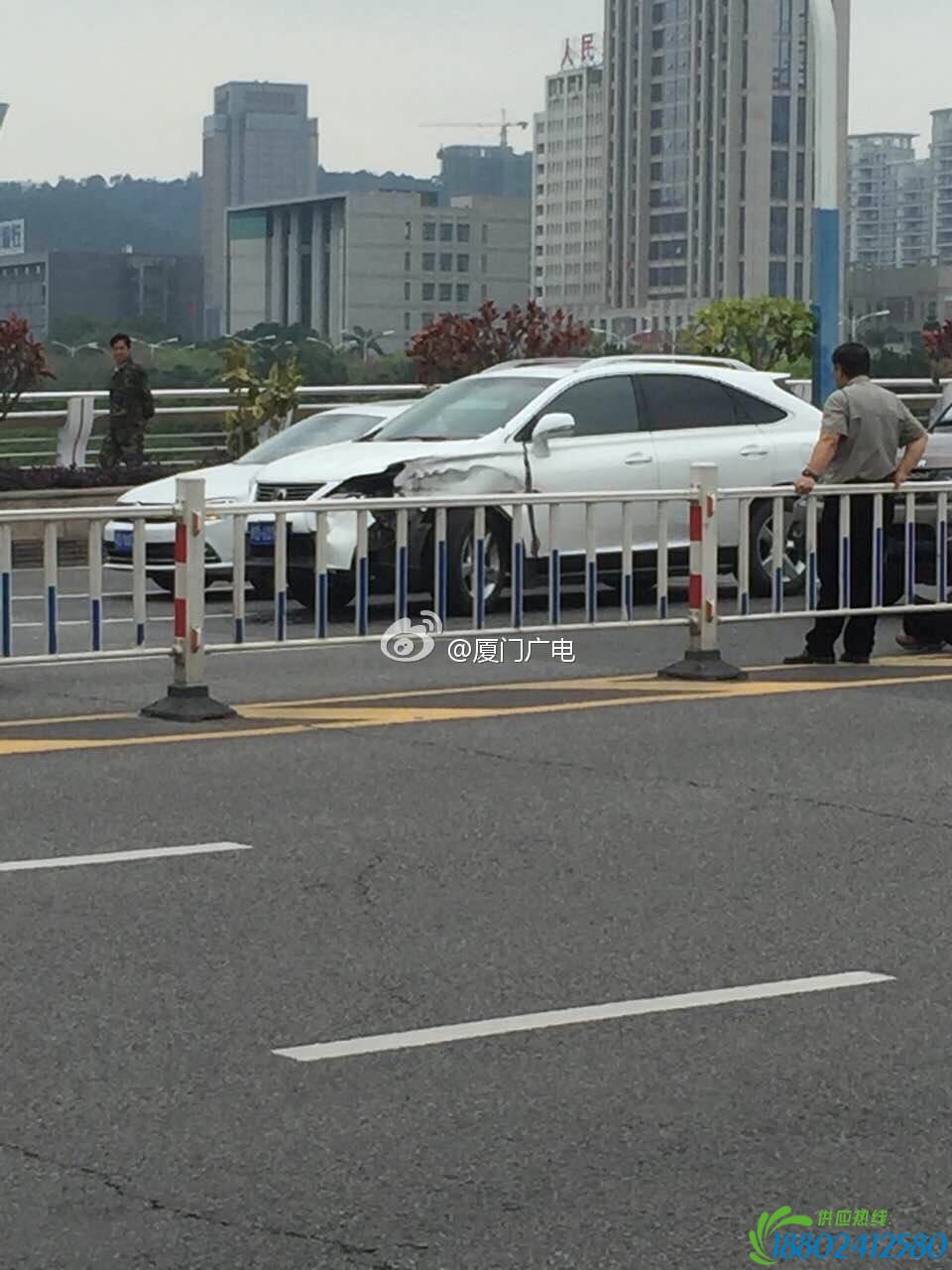 两车碰撞：消防栓被撞断 货车差点开进湖中