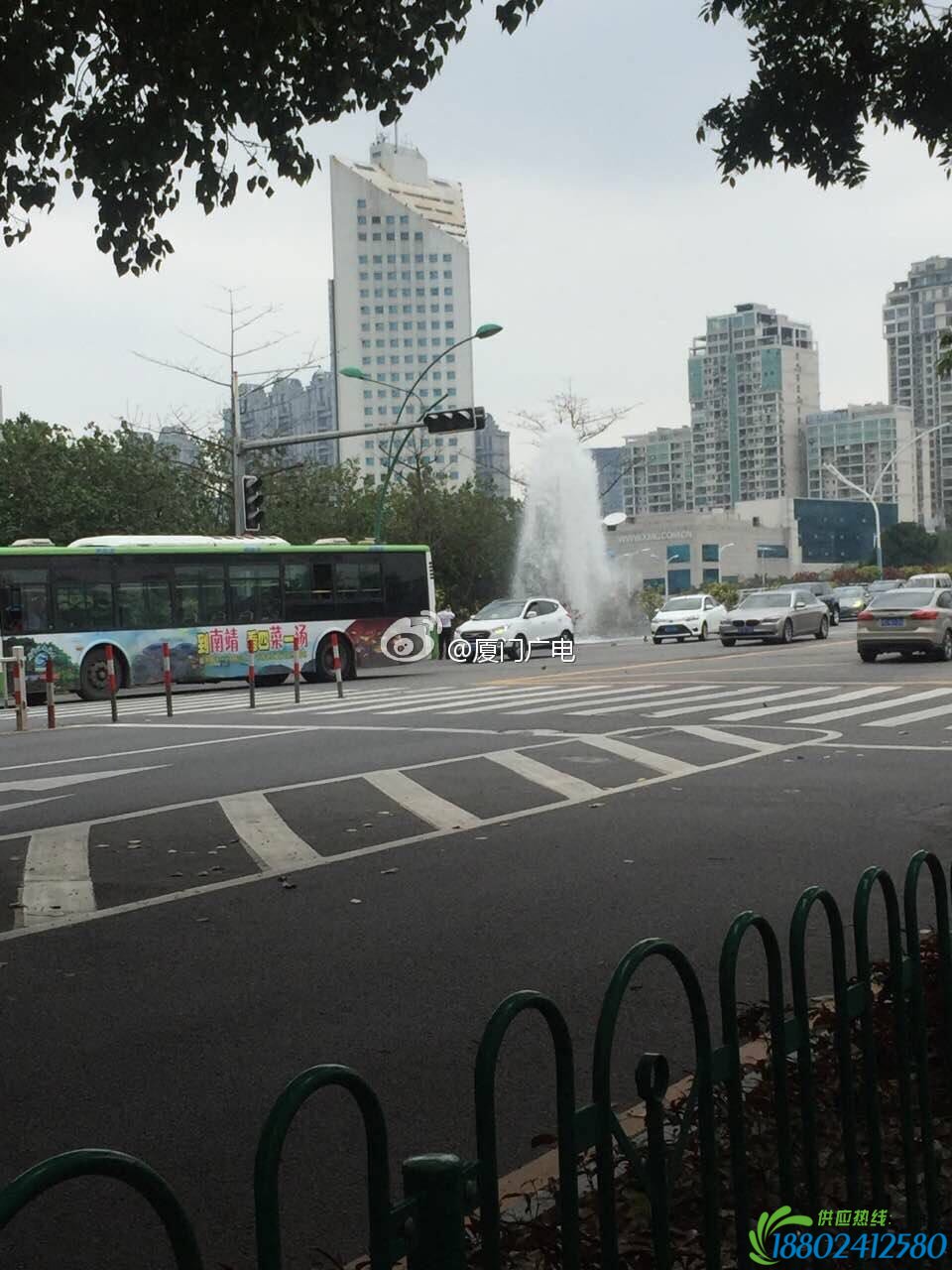 两车碰撞：消防栓被撞断 货车差点开进湖中