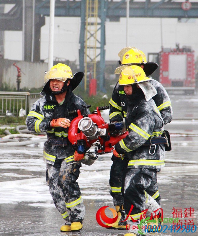 消防官兵架设消防设备满身是灭火泡沫