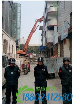p47-2 根据《太原市和小店区平阳路街道亲贤城中村改造拆迁安置补偿方案》，结合亲贤实际，亲贤社区补偿安置采取“商业用房安置+ 小户型公寓住宅安置+ 货币补偿”的方式，其中每分（0.1 亩）置换商业用房50 平方米+ 小户型公寓住宅80 平方米+ 货币补偿20 万元人民币。（拍摄2015 年9 月17 日）