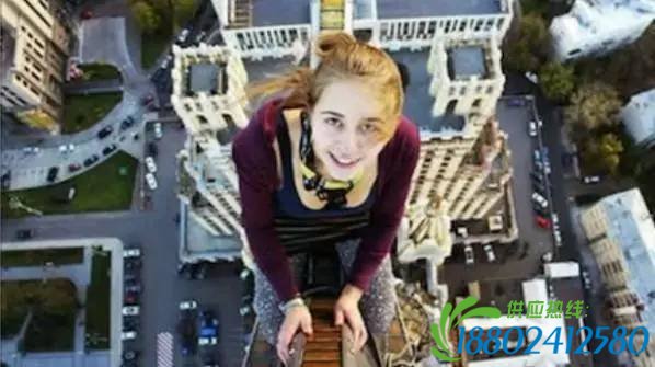 女孩铁路上玩自拍被火车撞飞！目击者拍下恐怖瞬间…
