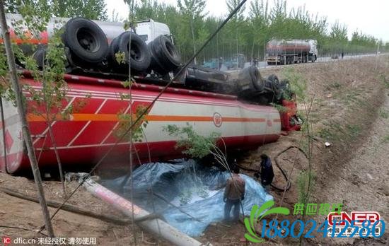 德州30吨柴油罐车翻车致泄露 司机砸玻璃逃生