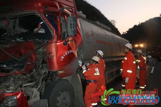 油罐车追尾货车 武警消防勇救被困司机