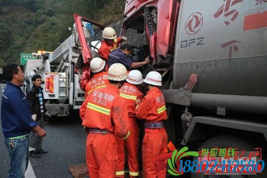 油罐车追尾货车 武警消防勇救被困司机