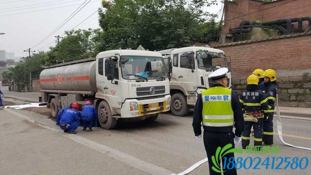 江北区一油罐车发生泄露 民警紧急排险救援 