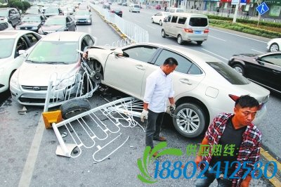 失控轿车撞护栏骑上对向车