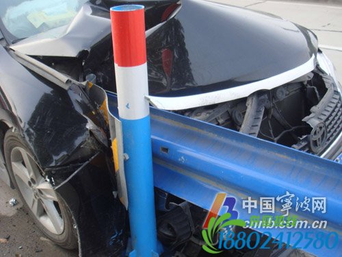 抢黄灯慌乱中撞上钢护栏 丰田轿车撞出个大口子