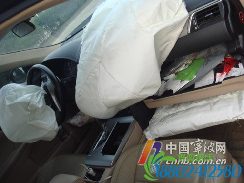 抢黄灯慌乱中撞上钢护栏 丰田轿车撞出个大口子