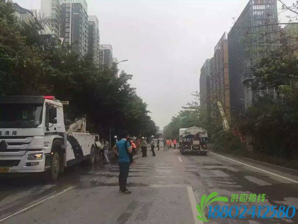 突发！今早南宁交通大瘫痪?竟是竹溪大道货车与环卫车相撞