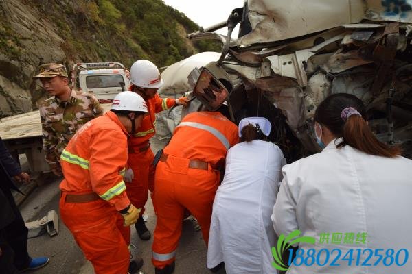 水泥罐车侧翻 虎跳峡交警紧急救援