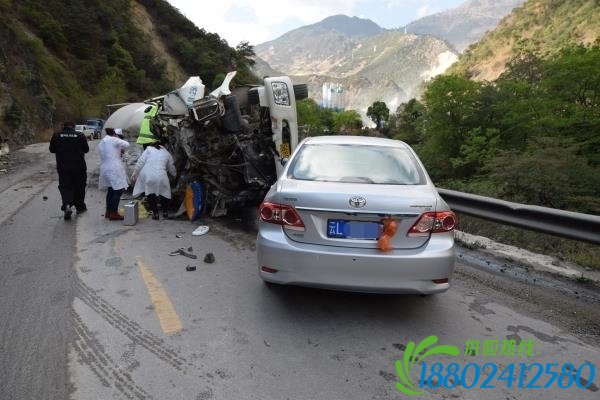 水泥罐车侧翻 虎跳峡交警紧急救援