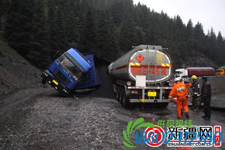 7月5日20时左右，在事发现场，乌鲁木齐市公安消防支队特勤一中队消防员在设法营救被埋压的罐车驾驶员。