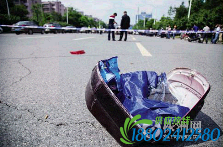 骑电动车与轿车相撞 他飞出10米不幸身亡
