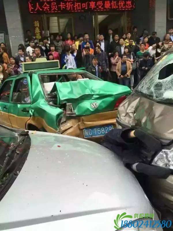 网友爆料：宝鸡市发生多车相撞事故！??监控拍下惊险一幕！