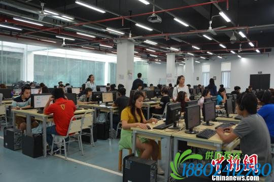 来自越南、老挝、柬埔寨、韩国、蒙古5国的81名留学生在贵州唯一网络考点——贵州盛华职业学院参加中国汉语水平考试。　赵敏摄