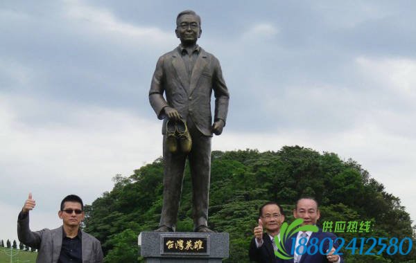 据台媒报道，基隆拥恒文创园区27日举行铜像揭幕，公布“台湾英雄”为温家宝。策展人林坤明说，虽然政治理念不同，但温家宝任内帮台湾创造很多就业机会，<a href=