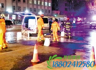 昨天19：40左右，一辆金杯面包车在行驶到丁字沽一号路红桥医院对面时，与前方一辆等红灯的轿车追尾。随后，面包车开始大量漏油，消防员和交警先后赶到，打开面包车的车门才发现，这竟是一辆私自销售加注燃油的违法车辆，车内改装设置的储罐已破裂。