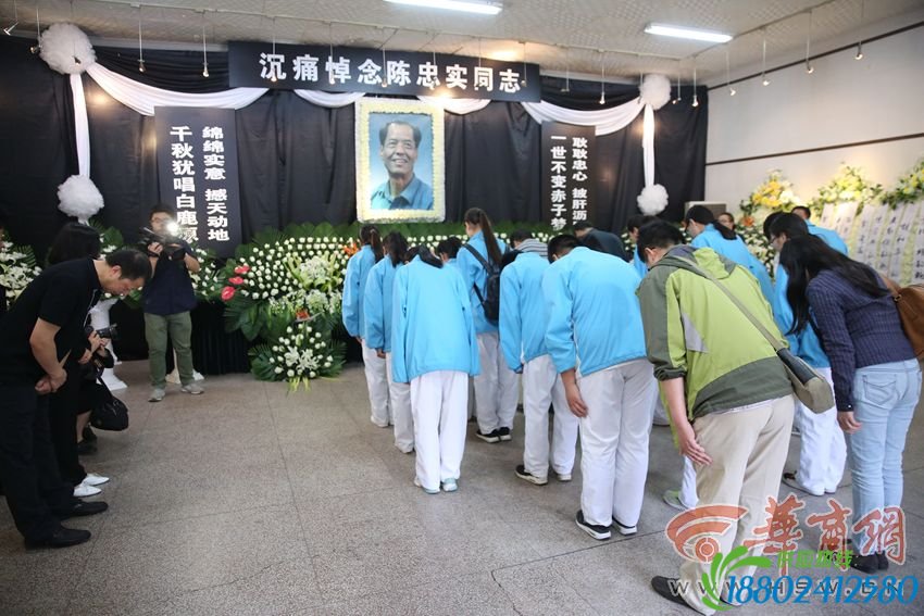 各界人士悼念陈忠实 习近平胡锦涛等送花圈(图