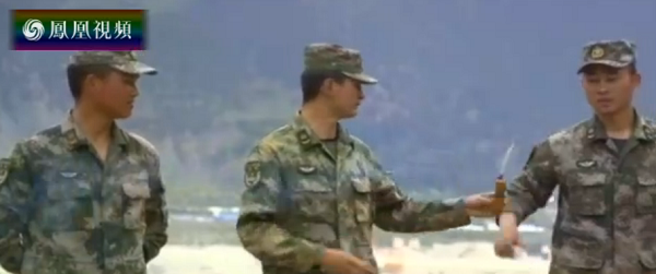 解放军侦察兵集训画面曝光：引燃雷管手递手传