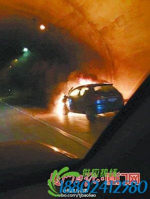 一小车福州贵新隧道内自燃