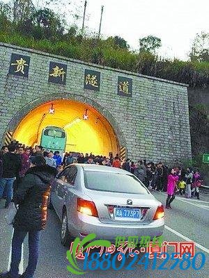 一小车福州贵新隧道内自燃