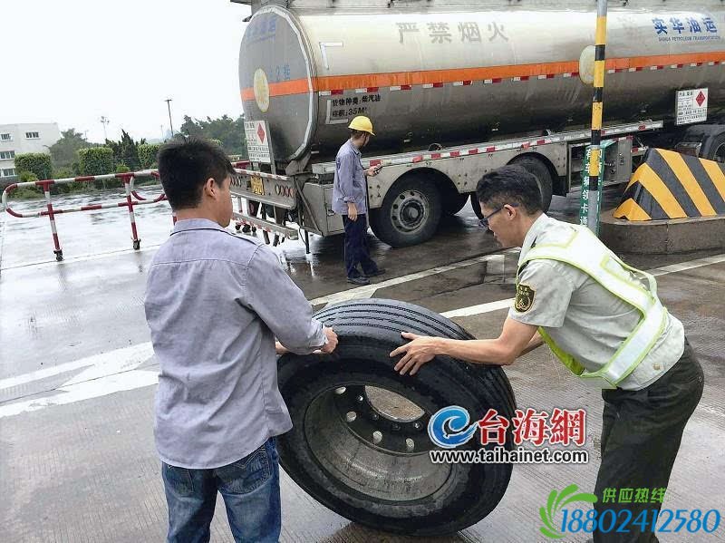 螺丝没拧紧 油罐车轮胎飞走一个