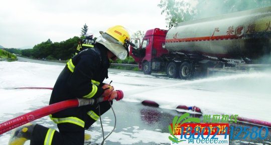载油32吨油罐车起火