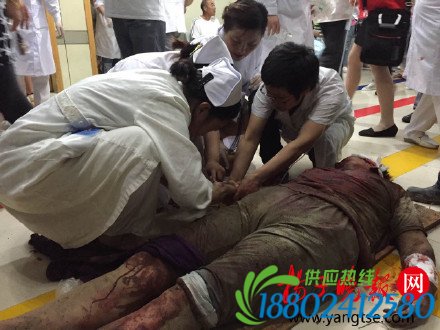 医生护士正在抢救伤员