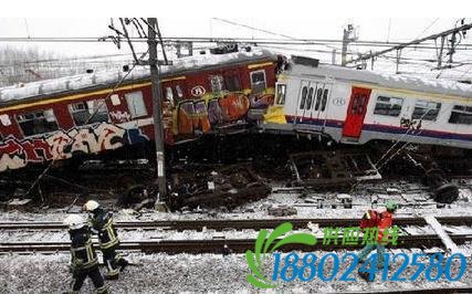 比利时列车相撞 客运列车前两节车厢已撞毁