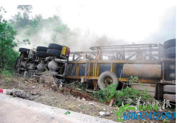 韶关南郊8吨油罐车侧翻爆炸起火 无人员伤亡