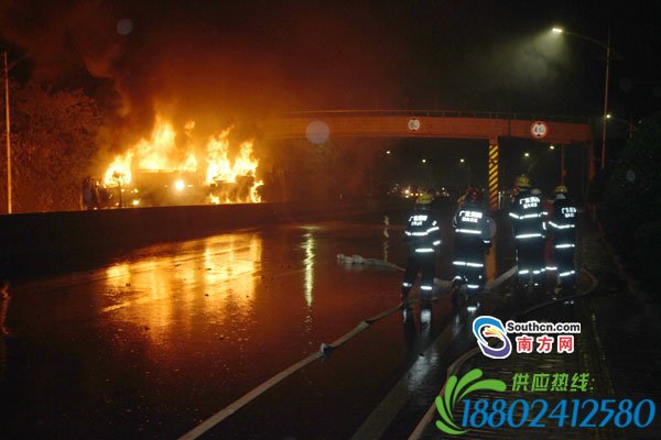 韶关南郊8吨油罐车侧翻爆炸起火 无人员伤亡