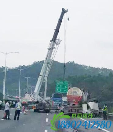 奥迪在莞深高速突撞护栏,造成6车追尾!
