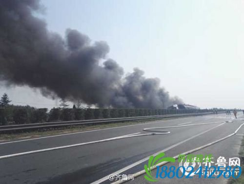 山东：高速路上四车相撞 两辆油罐车爆炸起火