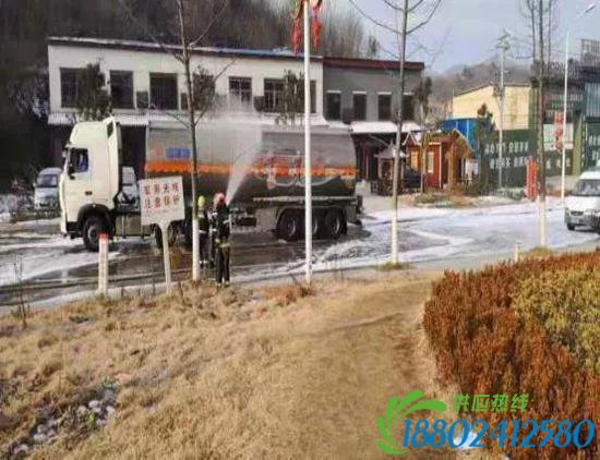 33吨油罐车遭刮蹭泄漏 信阳紧急处置