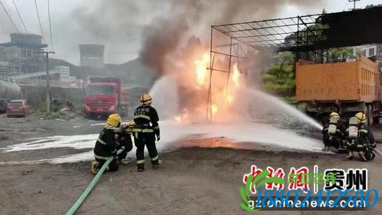 油罐车起火危及住宅 消防员紧急扑救