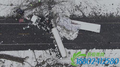 油罐车与半挂相撞，高速交警紧急清除道路隐患！