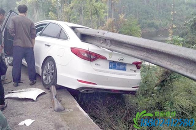 重庆：小车撞上高速护栏 司机仅受皮外伤（图）