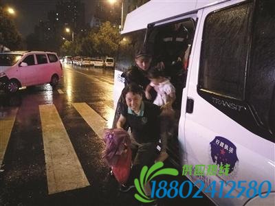 大雨中奶奶欲背孙女�水回家 城管见状立即开车