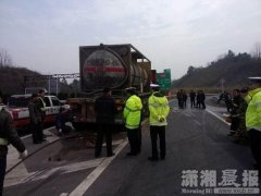 常吉高速槽罐车撞上护栏 车上载有30吨黄磷